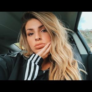 Meet your Posher, Dakota